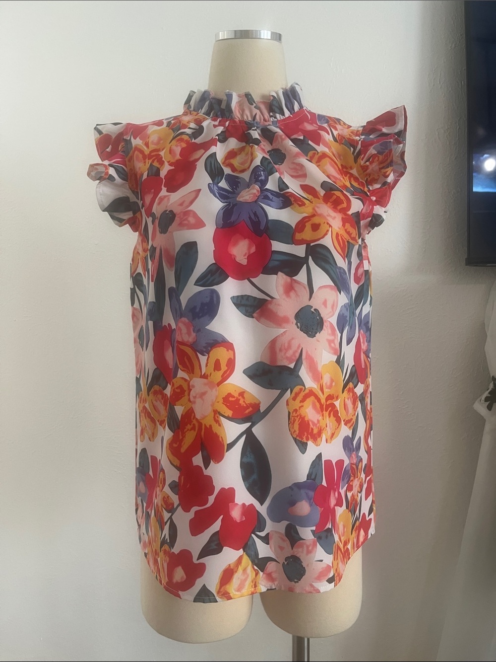 Sleeveless Ruffle-Neck Floral Blouse in White Multi